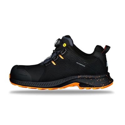 Activewear Knox 5102 sikkerhedssko i sort med orange sål og FitGo-lukning, set fra siden, størrelse 47.
