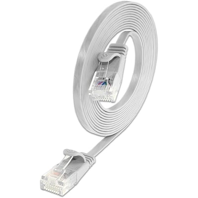 Hvidt SLIM Flat U/UTP Kat.6 patchkabel på 20 meter med tydelige RJ45-stik og PVC-isolering, rullet op.