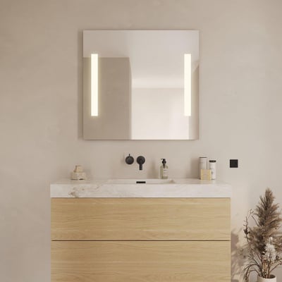 Loevschall Godhavn spejl med lys, 90x85 cm, monteret over et badeværelsesmøbel med vask, armatur og opbevaring.