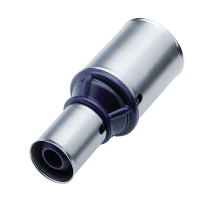 Detalje af Wavin Tigris K1 reduktion med preskobling, viser det robuste PPSU materiale og blå forseglingsring.