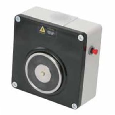 ADI Dørholdemagnet til vægmontering, 50 kg, med ankerplade og 24V DC spænding, vist med nødudløserknap.