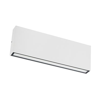 Hvid Lumenlight Bari Maxi væglampe set skråt forfra med en lang, mørk indrammet lysåbning langs kanten.