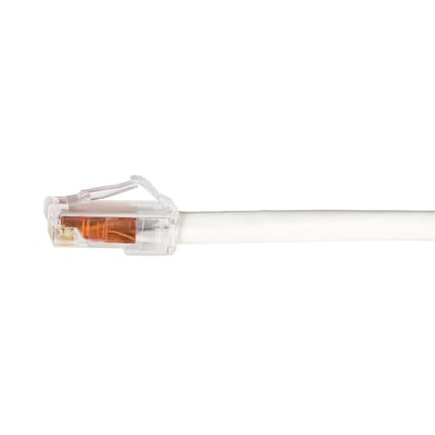 CommScope Patchkabel Kategori 6, hvid, 4,27 m med transparent stik og orange interne ledninger.