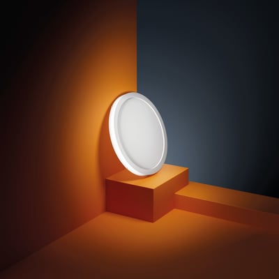Hvid, rund Ledvance Universal DALI MC-downlight med fladt design og bred lysflade, vist skråtstillet.