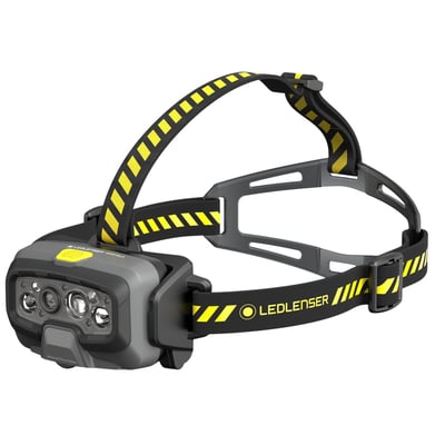 Nærbillede af Ledlenser HF8R Work pandelampens front med tre LED-lys og "Advanced Focus System"-mærkat, sidevisning.