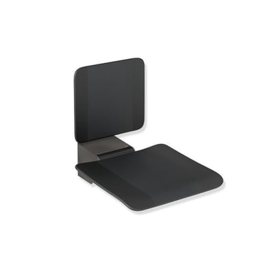HEWI System 900 klapsæde med ryglæn i sort/matgrå, set skråt forfra med sædet slået ned, 450 x 450 mm.