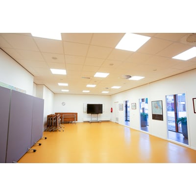 Ledvance Panel Compact LED installeret i et stort, lyst mødelokale med flere paneler i loftet.