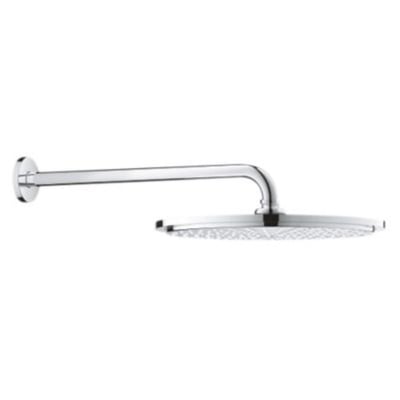 Grohe Cosmopolitan hovedbruser med brusearm, vist fra en vinkel, der fremhæver det blanke krom finish og den store runde hovedbruser.