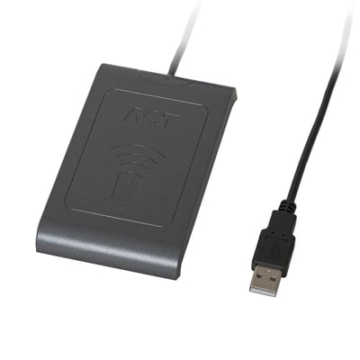Vanderbilt ACT-USB MIFARE/PROX-bordlæser til adgangskontrol med sort læser og tilsluttet USB-kabel.