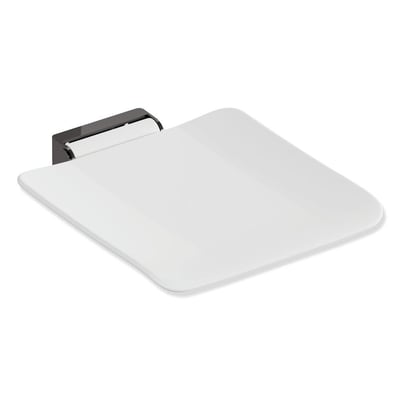 HEWI System 900 klapsæde i hvid med mørk vægbeslag, set skråt forfra; sædet måler 450 x 450 mm.