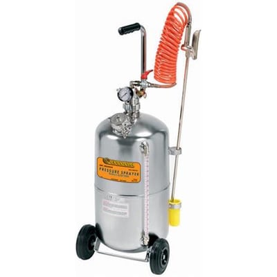 Rustfri tryksprøjte på 24 liter med orange spiralformet slange, manometer og sprøjtehåndtag.