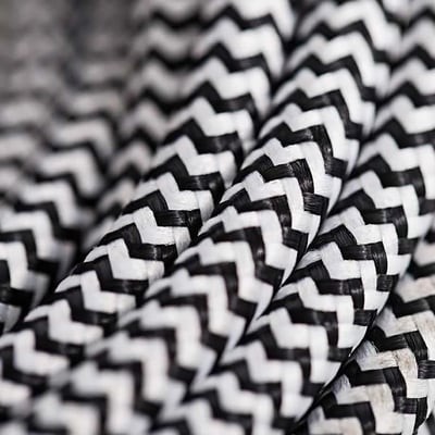 Nærbillede af Nielsen Light stofledning med hvid/sort zigzag-mønster, viser den teksturerede overflade og fleksibilitet.