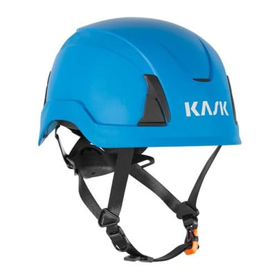 KASK Primero AIR sikkerhedshjelm i lysblå med sort hagerem, set skråt fra siden.