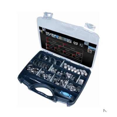 Tættere billede af syrefast spændebåndssortiment i åben sort kuffert, der viser et udvalg af spændebånd og en skruetrækker.