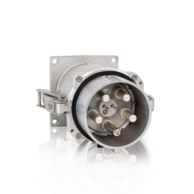 CEE apparatindtag 600A, 6h, IP67, 3P+PE med robust metalhus og synlige stik. Hvid baggrund med spejling.