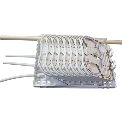 Prysmian Riser Box Multi Tray med 8 splidsekassetter, viser hvid plastkonstruktion og fiberkabler med op til 8 splidsninger per kassette.