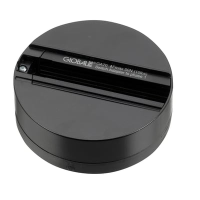 Sort, rund Global fixpoint loftroset GA 70-2 SO fra Nordic Aluminium til 3-faset adaptor, set skråt ovenfra.