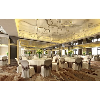 Elegant ballroom dekoreret med runde borde og stole betrukket med hvide duge og brune bånd, klar til en festlig begivenhed med lysekronebelysning.