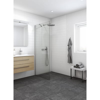 Dansani Match fast væg i klart glas, 200x87-89 cm, monteret i et moderne badeværelse med brusehoved.