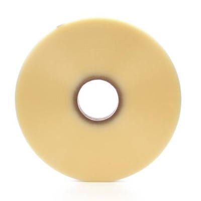 Scotch emballagetape 371 i transparent farve, 50 mm bred og 990 m lang, vist som en rulle på hvid baggrund.