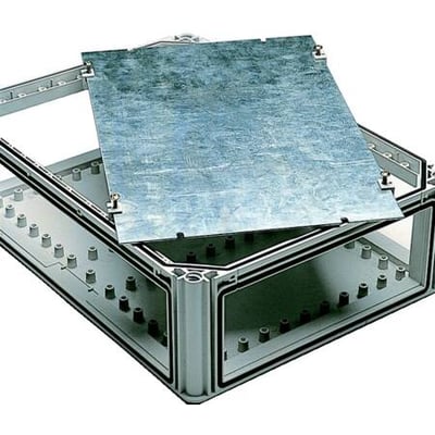 Fibox montageplade af forzinket stål, 260x260x2 mm, vist med et aftageligt låg eller bund.