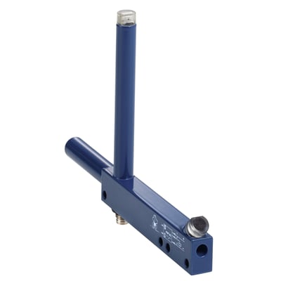 Schneider Electric L gaffel IR, 80x80 mm, pnp NO M8 fotoelektrisk sensor i mørkeblå metal med synlige ledninger og symboler.
