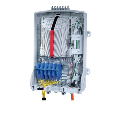 Åbent CommScope BUDI-S-T-A fiberfordelerkabinet med FIST UMS og patchpanel fyldt med fiberkabler.
