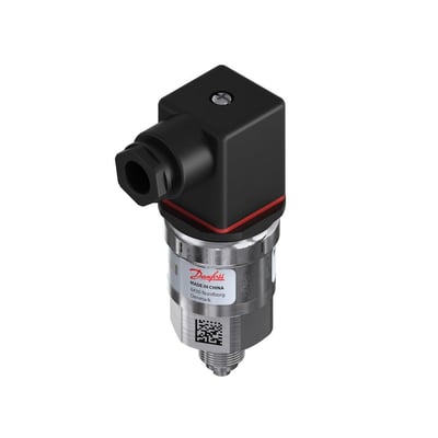Danfoss MBS 3000 tryktransmitter set fra siden, med 0-100 bar trykområde og G1/4 tilslutning, viser Q8 loge og label med "Made in China".