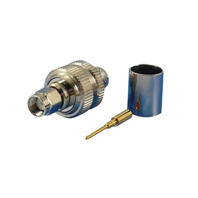 SMA han crimp-konnektor til ECOFLEX10/LMR400 kabler, vist med separat crimp-stift og monteringshylster i sølvfarvet metal.