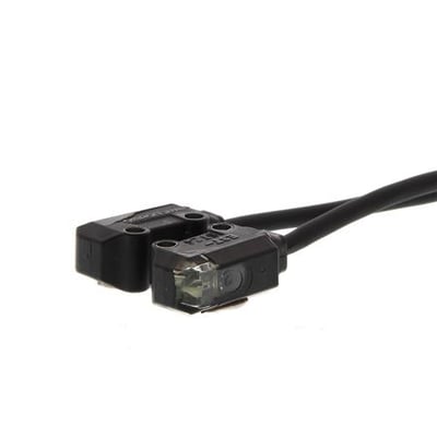Omron E3T-ST24 2M fotoelektrisk sensor med 2m kabel og M2 montering, set fra siden på hvid baggrund.