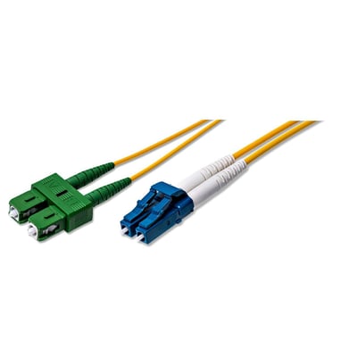 Fiberoptisk patchkabel med gule LSZH-kappe og SC/APC-stik i grøn samt LC/UPC-stik i blå.