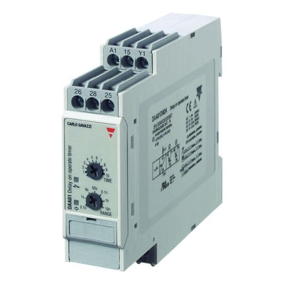 Carlo Gavazzi tidsrelæ med forsinket indkobling set skråt forfra, med justeringsknapper og tilslutningsklemmer.