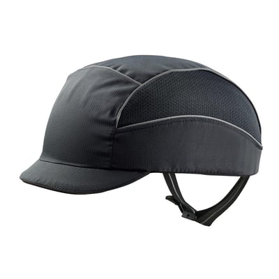 Sort Activewear BumpCap 2.0 Air bump cap med kort skærm, vist skråt forfra med justerbar rem.