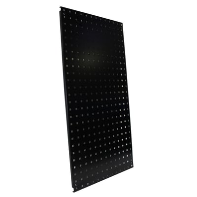 Maskinfabrikken Universal sort hulplade 880x440mm med firkantede huller og kantbukket design, vist på hvid baggrund.