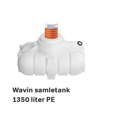 Hvid Wavin-samletank til spildevand på 1,35 m³ i PE, vist forfra med orange, ribbet adgangsrør.