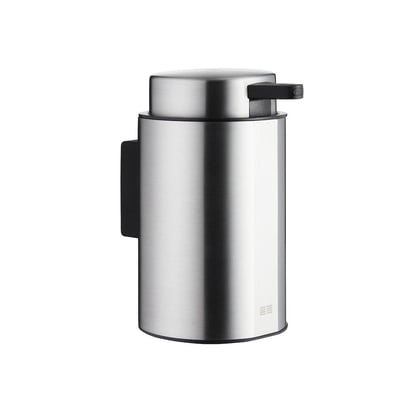 Unidrain Reframe vægmonteret sæbedispenser i børstet stål, 200 ml kapacitet med krom pumpe og hvid baggrund.