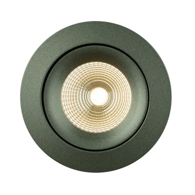 Nærbillede af SLC One 360° SunLike downlight i grøn aluminium, belyst og isoleret på hvid baggrund.