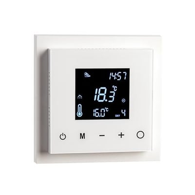 SG Armaturen HeatReg 13A i hvid med digitalt display, der viser tid og temperaturindstillinger.