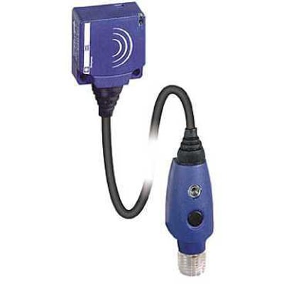 Schneider Electric omdrejningsvagt 26x26 mm AC/DC NC med 10mm stik og 0,15m kabel, blå med hvid baggrund.