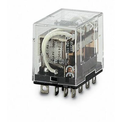 Omron LY4N relæ med 14 ben, 4PDT, 10A og 24VDC spolespænding, vist med transparent plastikkappe.
