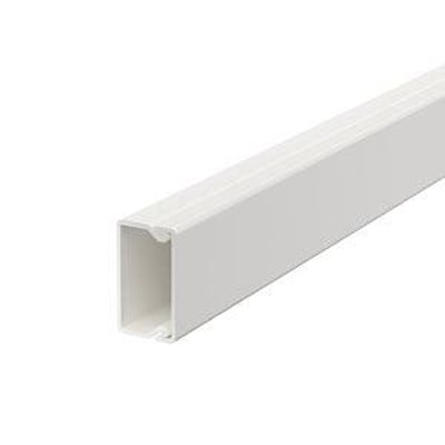 OBO Bettermann WDKH-15030RW kabelkanal, 15x30mm, i hvid RAL 9010, fremstillet af halogenfri plast med en ren, hvid finish.