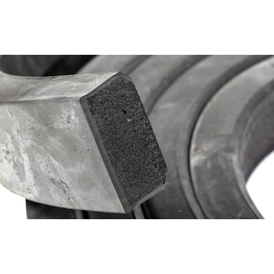 Svampegummi lugepakning med slidlag, 40x20mm, vist i et nærbillede, der viser den porede skumstruktur.