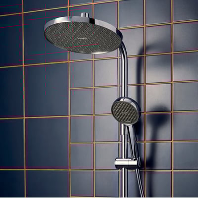 Hansgrohe Activera Select S håndbruser og brusehoved monteret på en stang, med kromfinish og blå vægfliser i baggrunden.