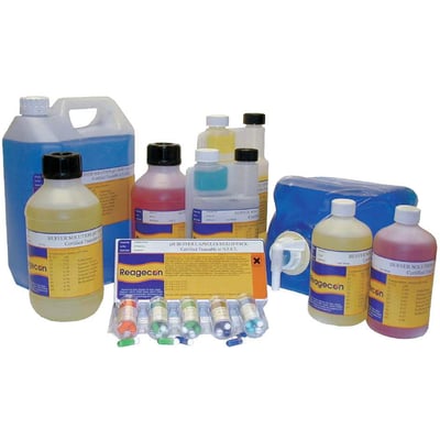 Forskellige Reagecon bufferopløsninger i flasker og en pakke med bufferkapsler, alle med certificering.