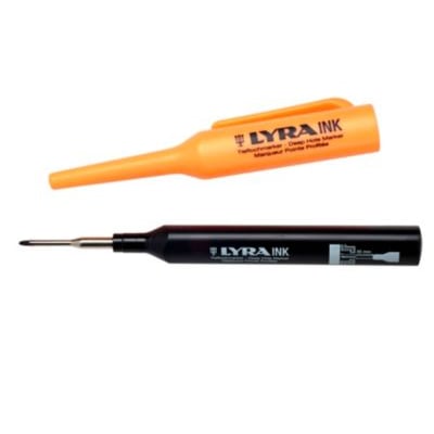 Lyra Ink dybhulspen i sort med orange hætte på hvid baggrund, viser den forlænget spids og logo.