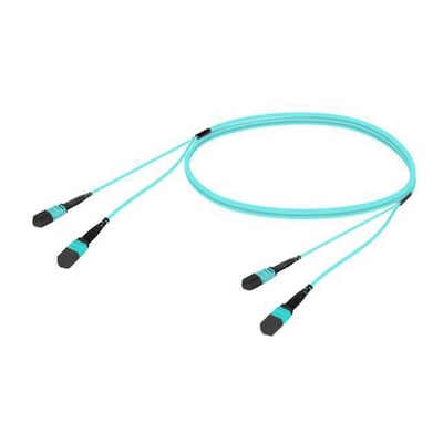 CommScope ULL LazrSPEED 550 MPO trunk kabel med 24 Aqua OM4 fibre og to MPO12 hunstik på hvid baggrund.