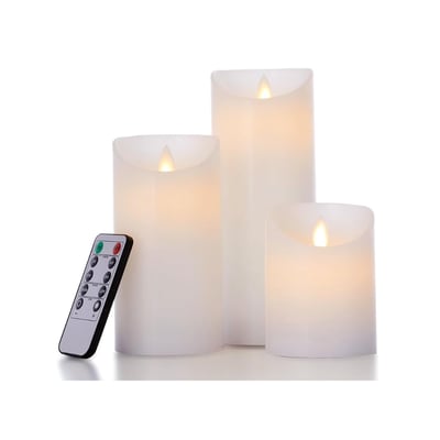 Tre hvide LEDlife bloklys i forskellige højder med en fjernbetjening liggende ved siden af, sat op mod en hvid baggrund.