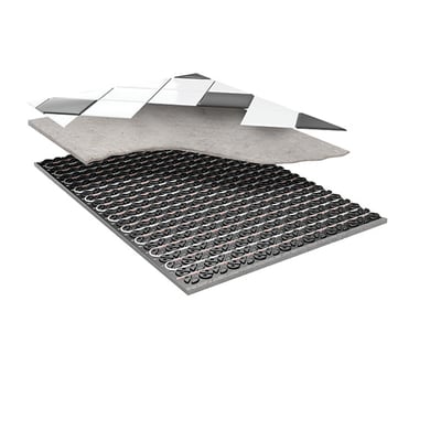 Lagdelt visning af Roth QuickTemp ClimaComfort® systemplade med 10,5 mm rør og et lag beton samt fliser.