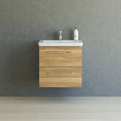 Dansani Mido+ møbelpakke i varm eg med 62,7 cm bredde, hvid vask, krom armatur og to skuffer. Monteret på grå væg med trægulv.