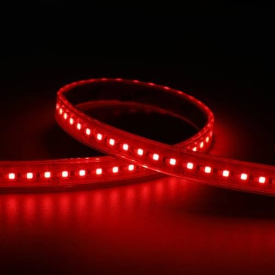 Ansell Lighting P-Cell RGBW LED strip på 5 meter, vist med rød belysning mod mørk baggrund.